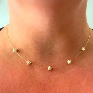 Gold necklace with sparkling details